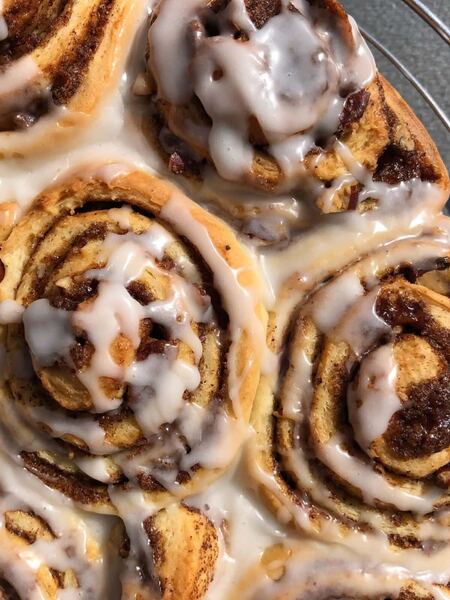 Cinnamon rolls glacés